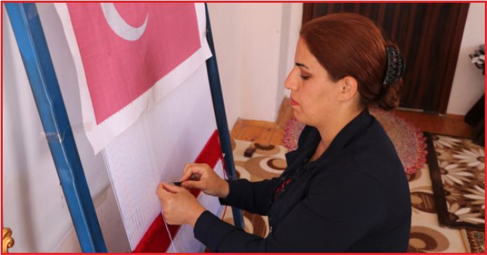 TEŞEKKÜR İÇİN İLMEK İLMEK TÜRK BAYRAĞI DOKUYOR