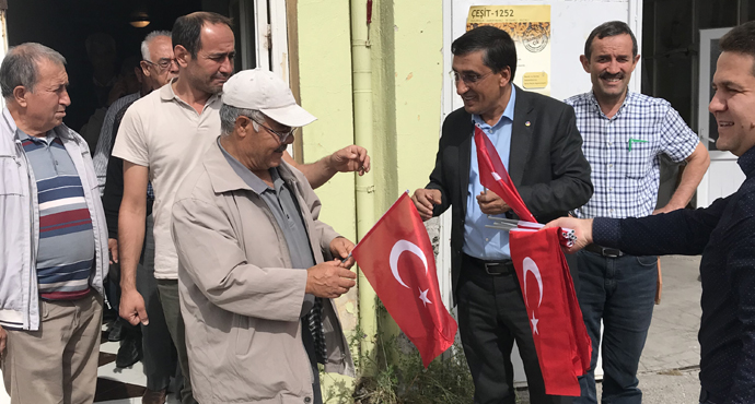 TİCARET BORSASI BARIŞ PINARI HAREKATI’NA DESTEK İÇİN TÜRK BAYRAĞI DAĞITTI