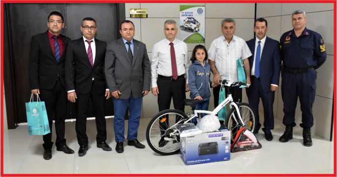 TRAFİKTE SORUMLULUK BİLİNCİYLE ÖDÜLLERİNİ ALDILAR