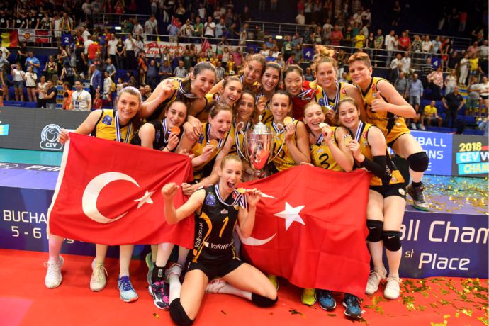 VAKIFBANK, ŞAMPİYONLAR LİGİ KUPASI’NI TÜRKİYE’YE GETİRDİ