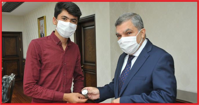 VALİ IŞIK BAŞARILI ÖĞRENCİYİ ÖDÜLLENDİRDİ !