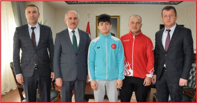 VALİ MERAL BAŞARILI SPORCUYU ÖDÜLLENDİRDİ