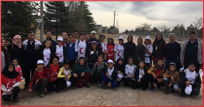 VALİ MERAL ÖĞRENCİLERLE BİRLİKTE YÜRÜDÜ