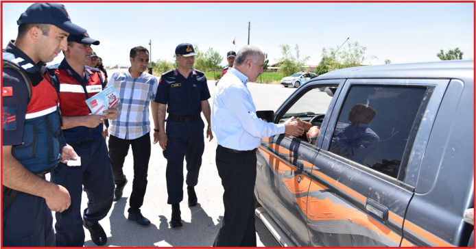VALİ MERAL TRAFİK UYGULAMA NOKTASINDA DENETLEMELERDE BULUNDU
