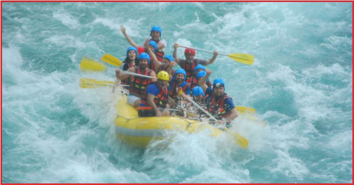 YAĞMURDA RAFTİNG KEYFİ