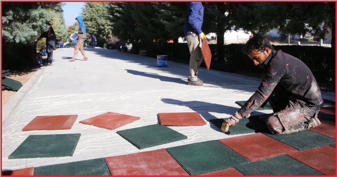 YÜRÜYÜŞ YOLUNA KAUÇUK ZEMİN KAPLANIYOR