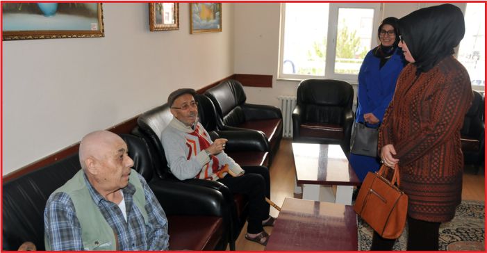 ZEHRA MERAL’DEN HUZUREVİ SAKİNLERİNE SÜRPRİZ ZİYARET