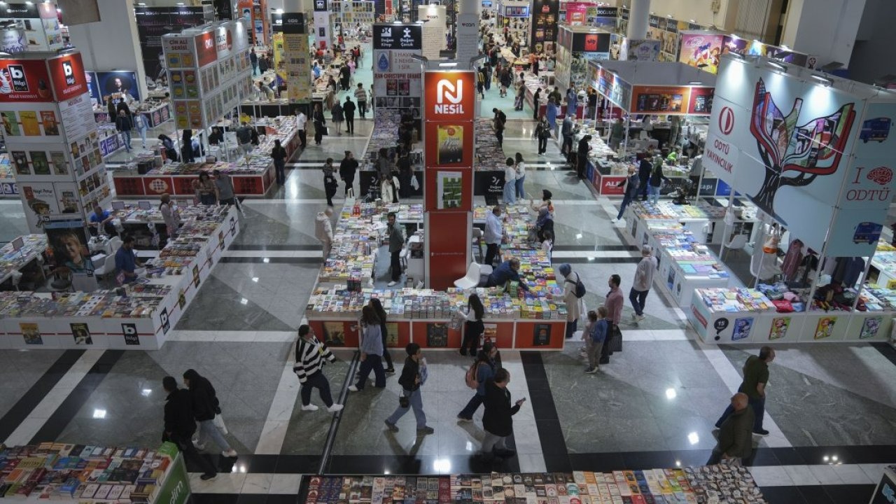22. Ankara Kitap Fuarı&#039;nda hafta sonunda yoğunluk yaşandı