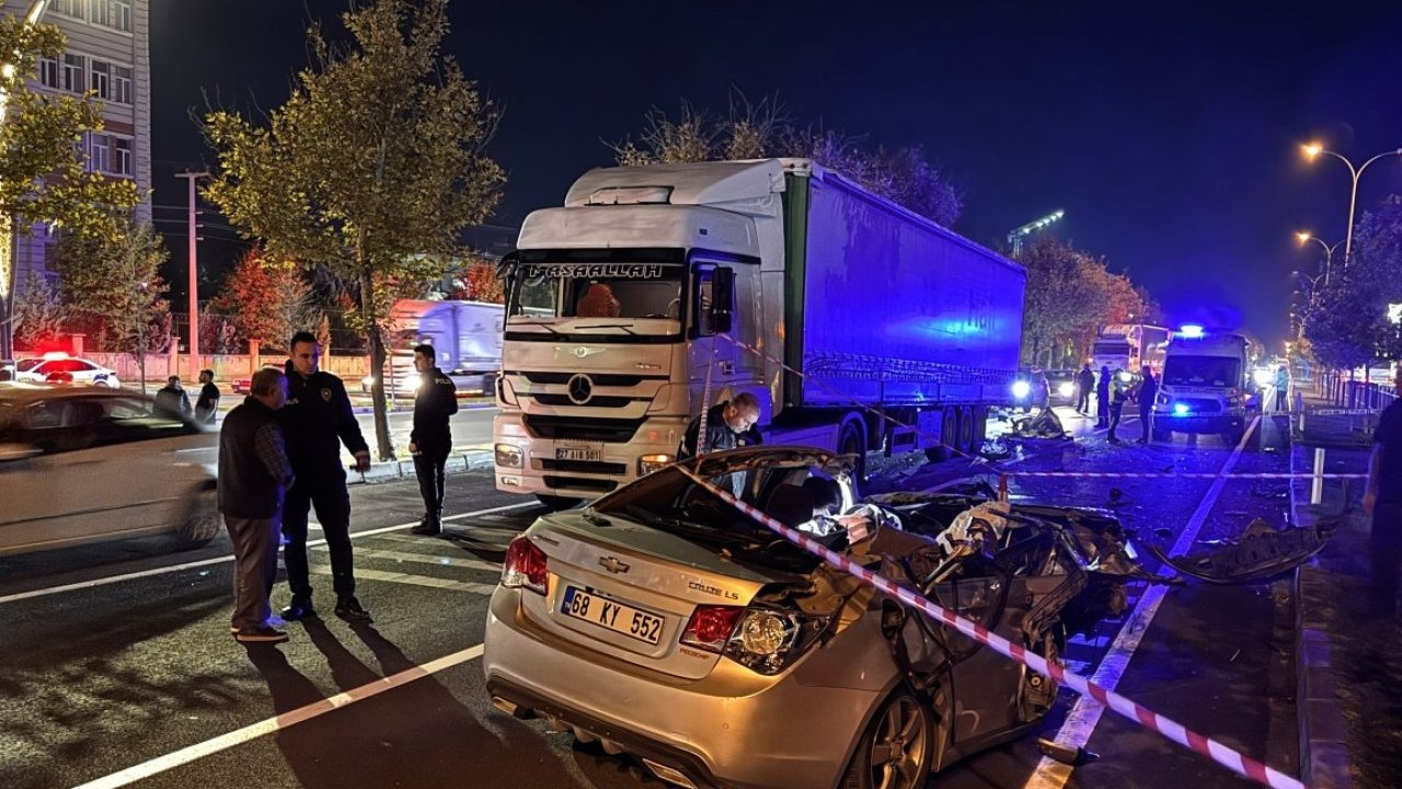 Aksaray'da tıra çarpan otomobildeki ağabey öldü, kardeşi ağır yaralandı
