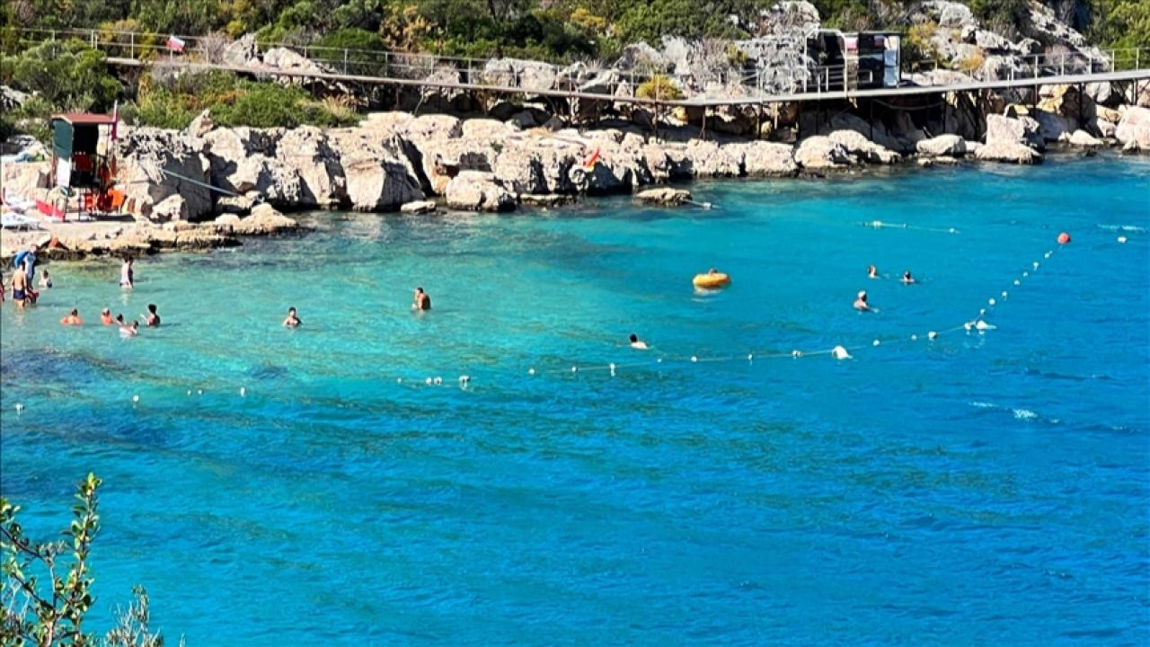 Antalya&#039;da güneşli havayı fırsat bilenler denize girdi