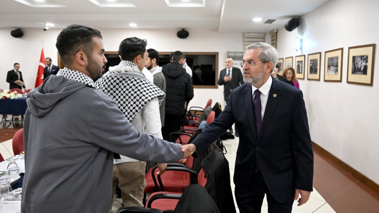 AÜ Rektörü Ünüvar, üniversitedeki Filistinli öğrencilerle bir araya geldi: