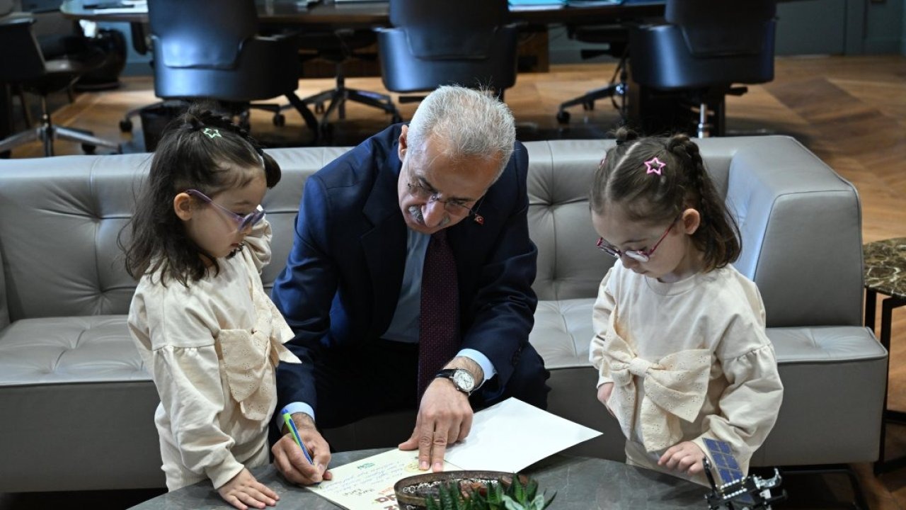 Bakan Uraloğlu, uçak görünce yaşadıkları mutluluk sosyal medyaya yansıyan ikiz kardeşleri ağırladı