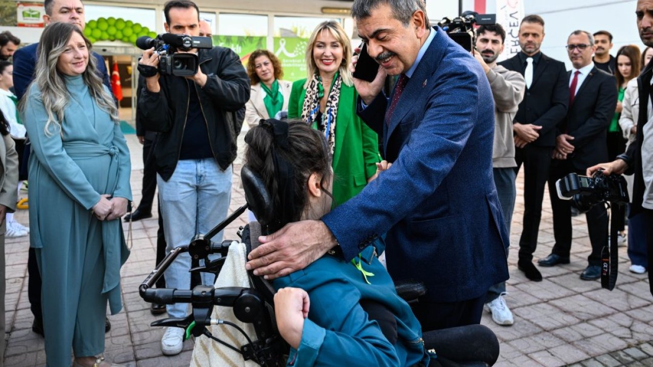 Bakanlar Tekin ve Yumaklı, özel gereksinimli öğrencilerle bir araya geldi