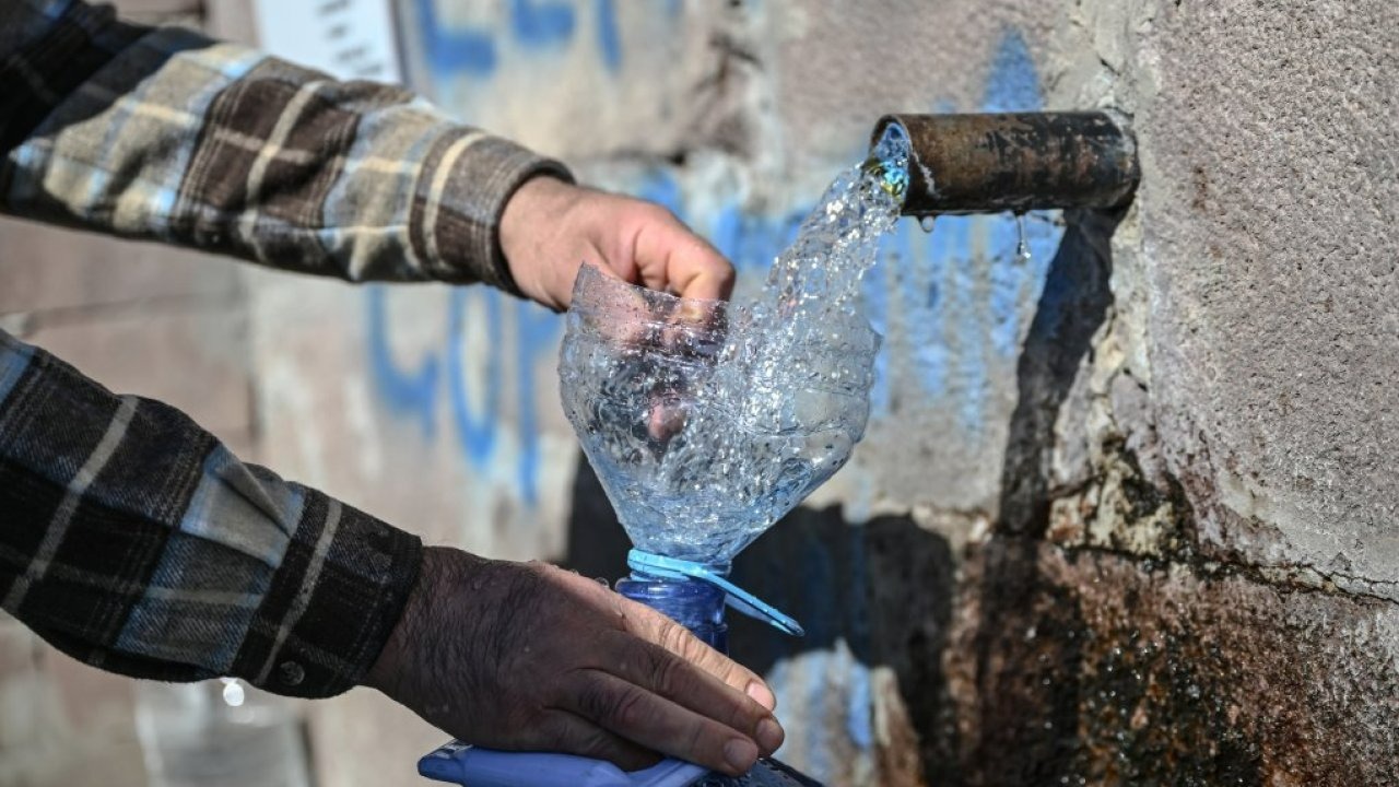 Başkentte su kesintisinden etkilenen vatandaşlar çeşmelerden su dolduruyor