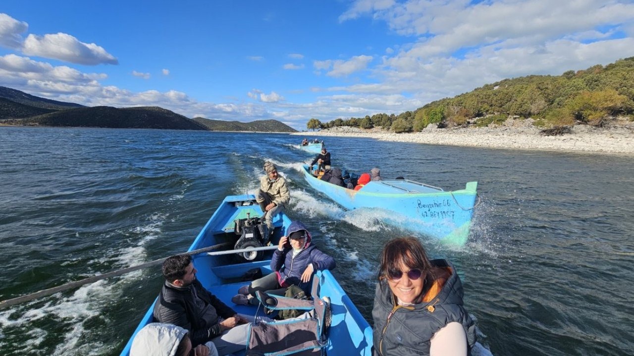 Beyşehir&#039;de gölde kayıklarla ulaştıkları adada keşif yolculuğu yaptılar