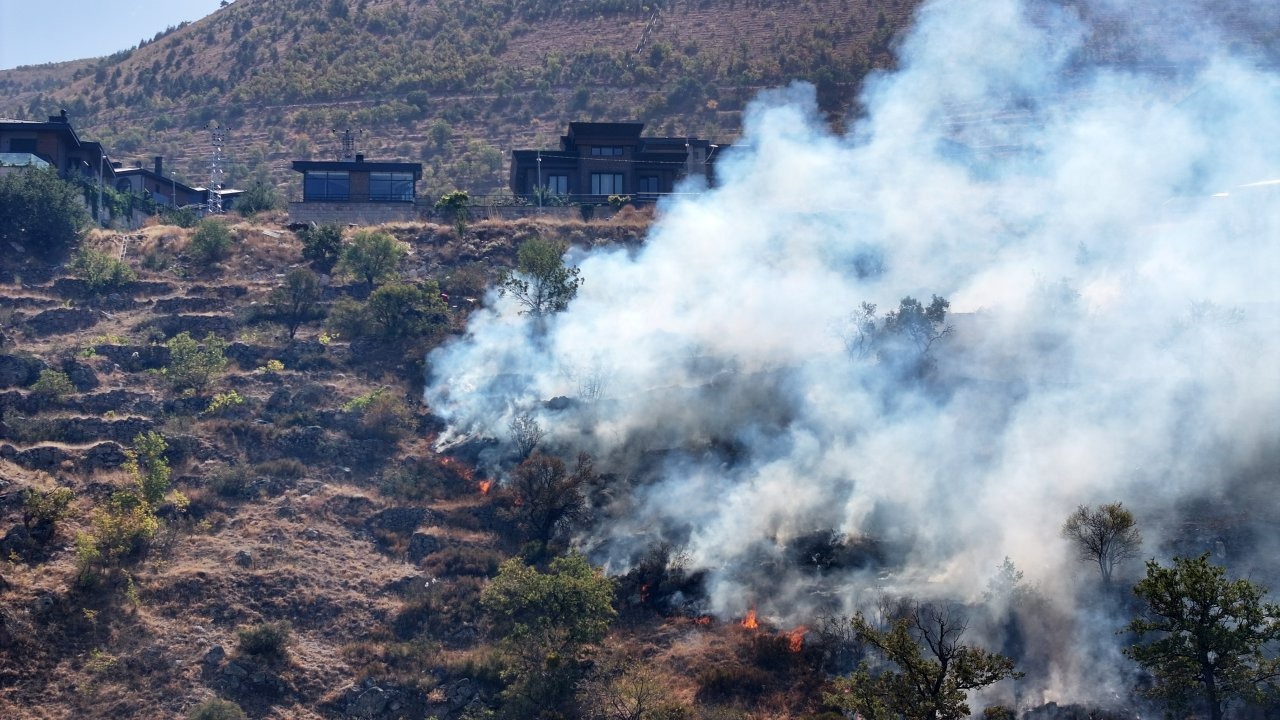 Biber ve patlıcan közlemek için yakılan ateşin sıçradığı çalılık alandaki yangın söndürüldü