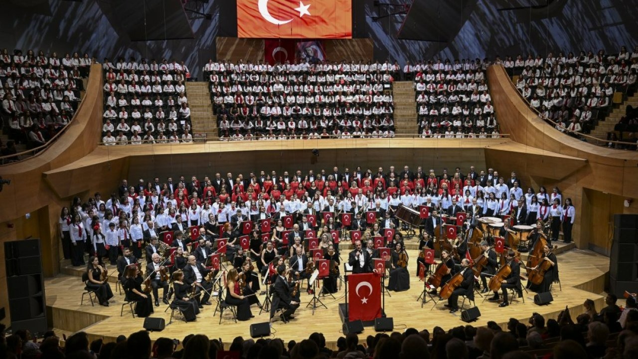 CSO ile Devlet Çoksesli Korosu "Cumhuriyet Bayramı Özel Konseri" verdi
