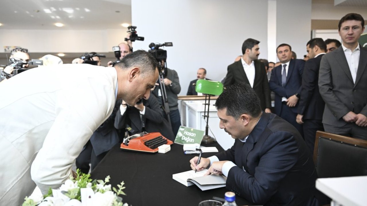 Cumhurbaşkanlığı Özel Kalem Müdürü Doğan, 22. Ankara Kitap Fuarı&#039;nda kitaplarını imzaladı