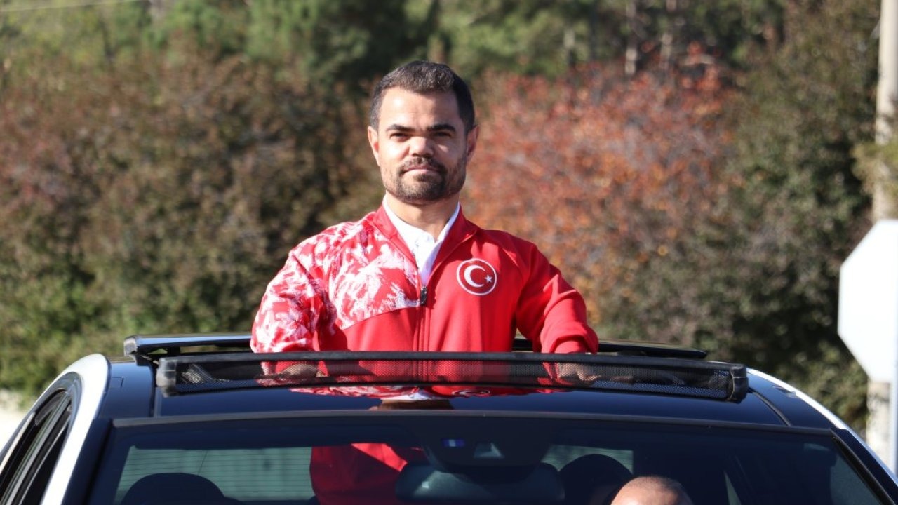 Dünya şampiyonu para halterci Abdullah Kayapınar, Sivas'ta davul zurnayla karşılandı