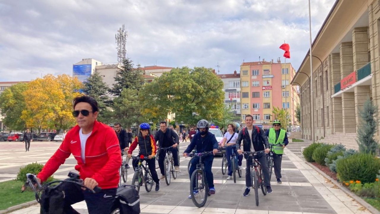 Eskişehir'de Cumhuriyet'in 102. yılı kutlamaları kapsamında bisiklet turu düzenlendi