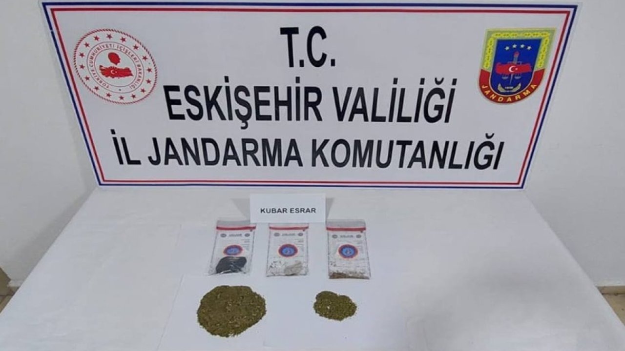 Eskişehir'de jandarmanın kontrolünde durdurulan araçtaki şüphelilerin üzerinde uyuşturucu bulundu