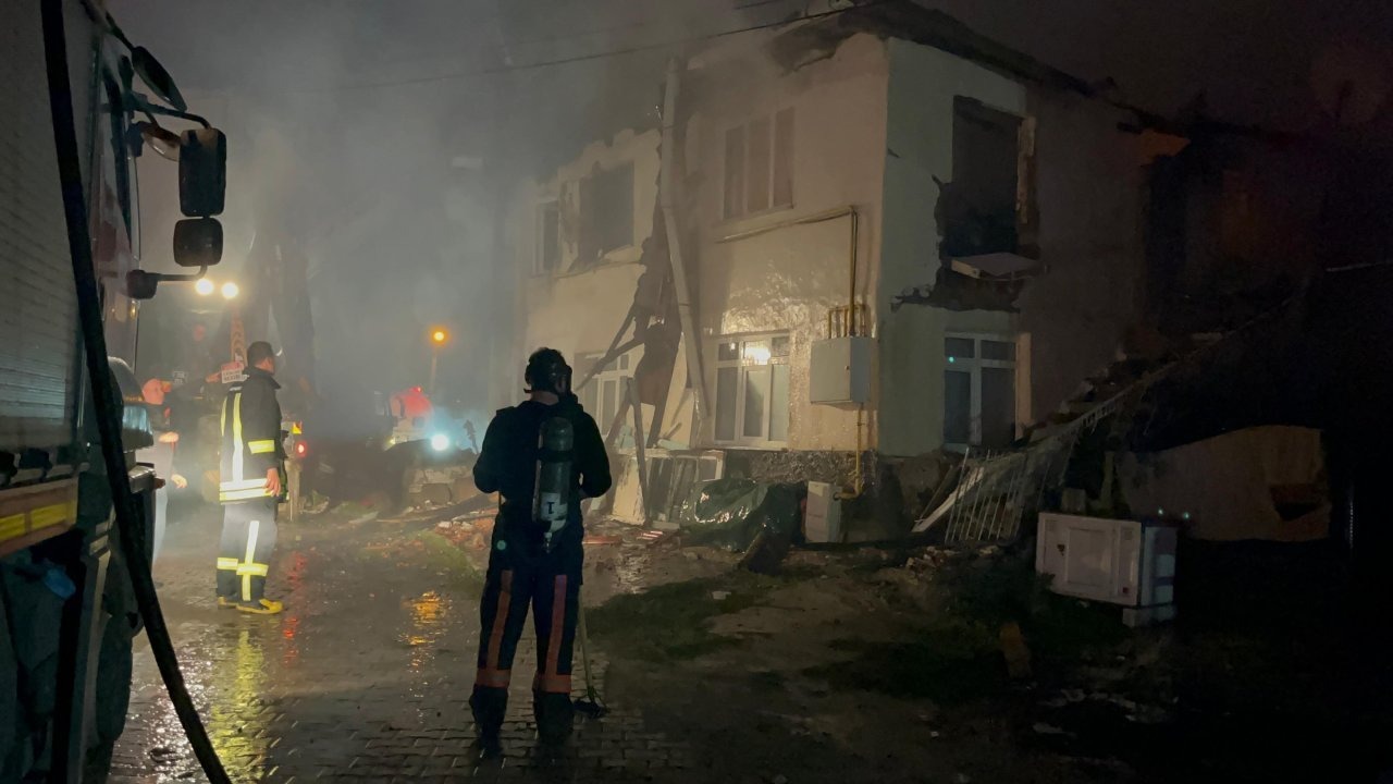 GÜNCELLEME - Çankırı&#039;da 3 ev ile 4 samanlık yandı