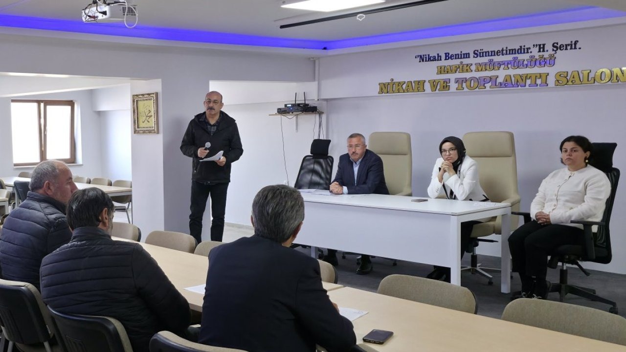 Hafik&#039;te muhtarlar genel tarım sayımı ve üretim kayıt sistemi hakkında bilgilendirildi