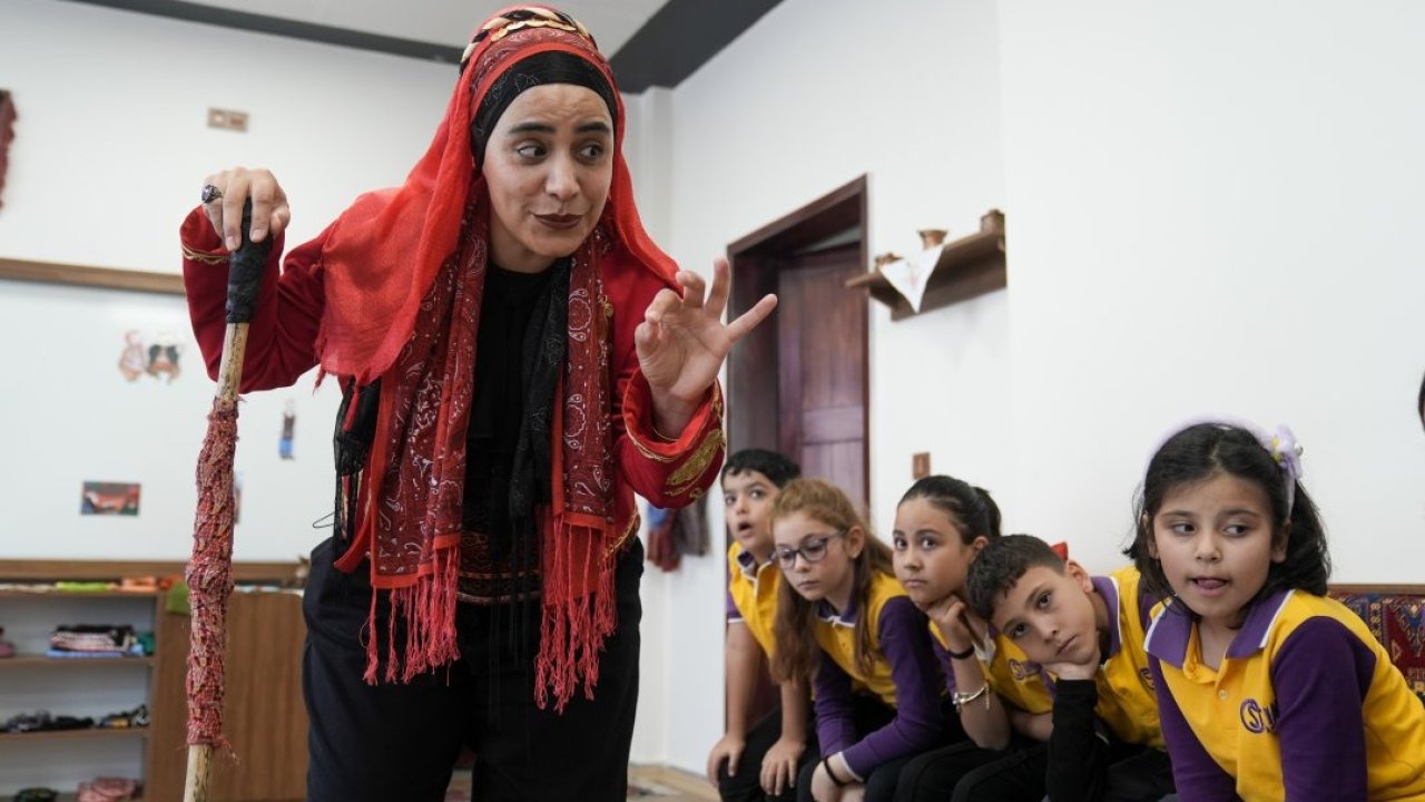 Kadın meddah, okul okul gezerek geleneği yaşatıyor