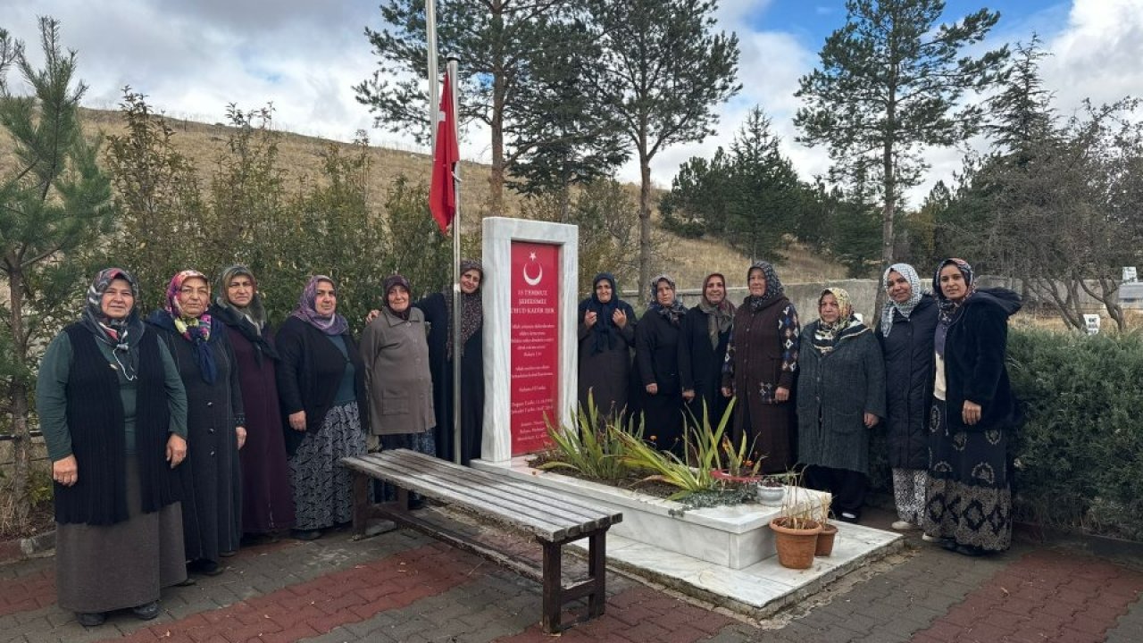 Kalfatlı kadınlar şehit Uhud Kadir Işık'ın kabrinin bakımını yaptı