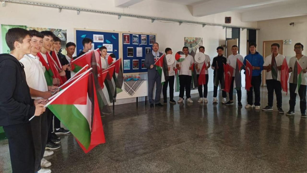 Karaman&#039;da bayraklar Gazze için açıldı