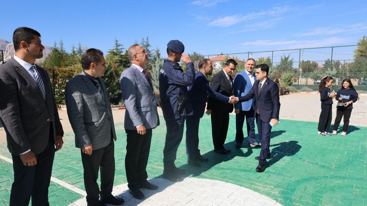 Kaymakam Albayrak sahada