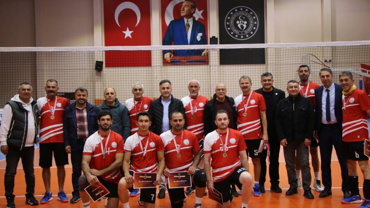 Kayseri Milli Eğitim Erva Erkek Voleybol Takımı şampiyon oldu