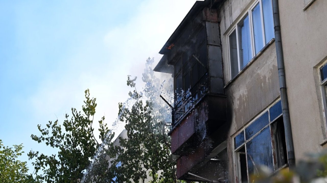 Kayseri'de 2 katlı binada çıkan yangın hasara neden oldu
