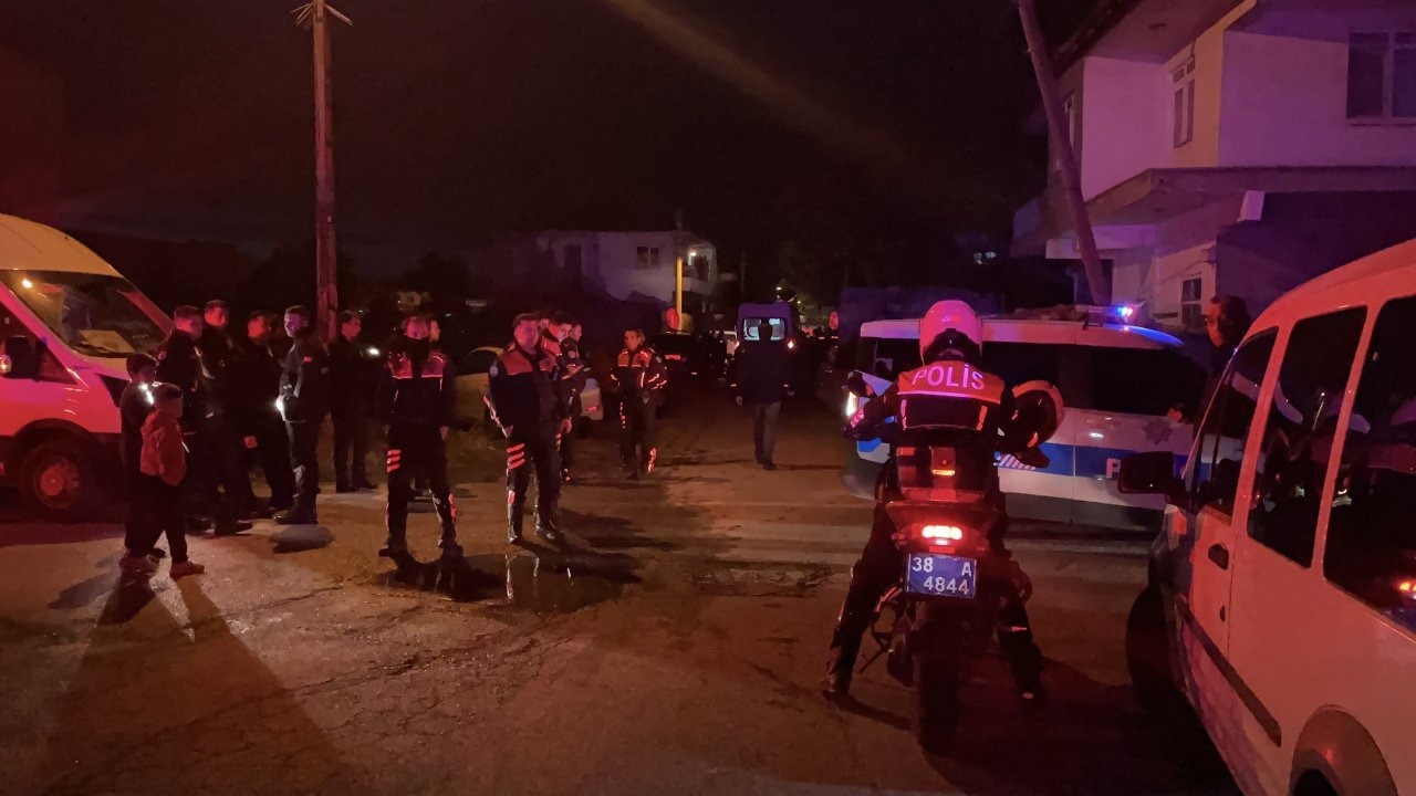 Kayseri&#039;de bakkalda çıkan bıçaklı kavgada 1 kişi yaralandı