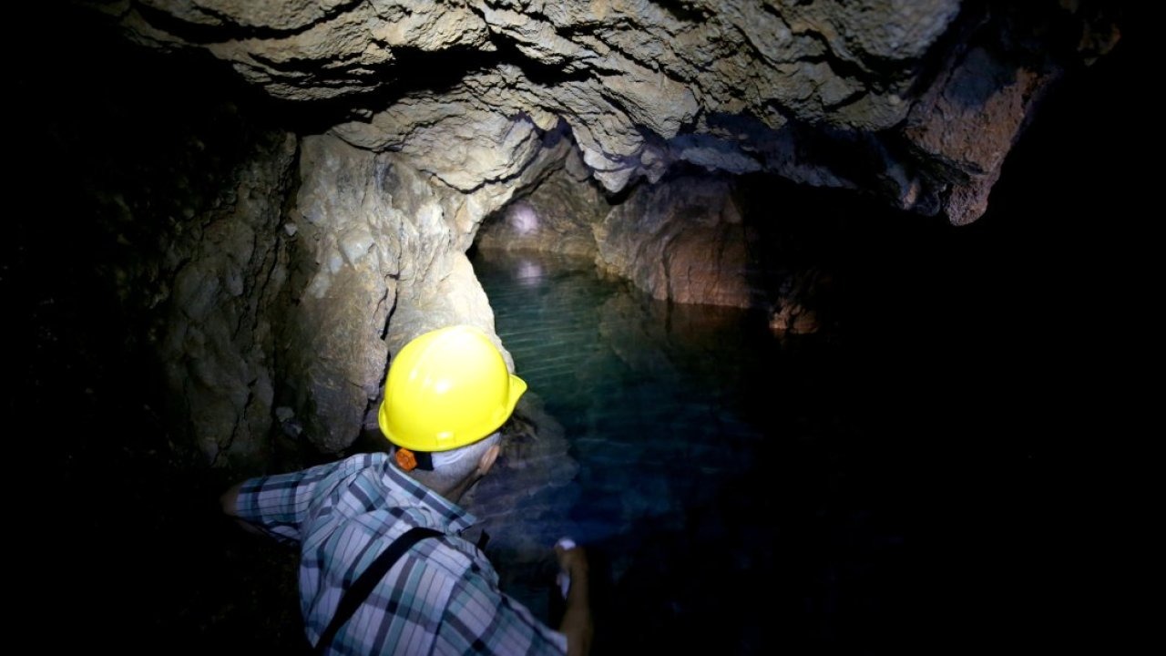 Kayseri'de kuruyan şelalede mağara ve su dolu 6 galeri keşfedildi