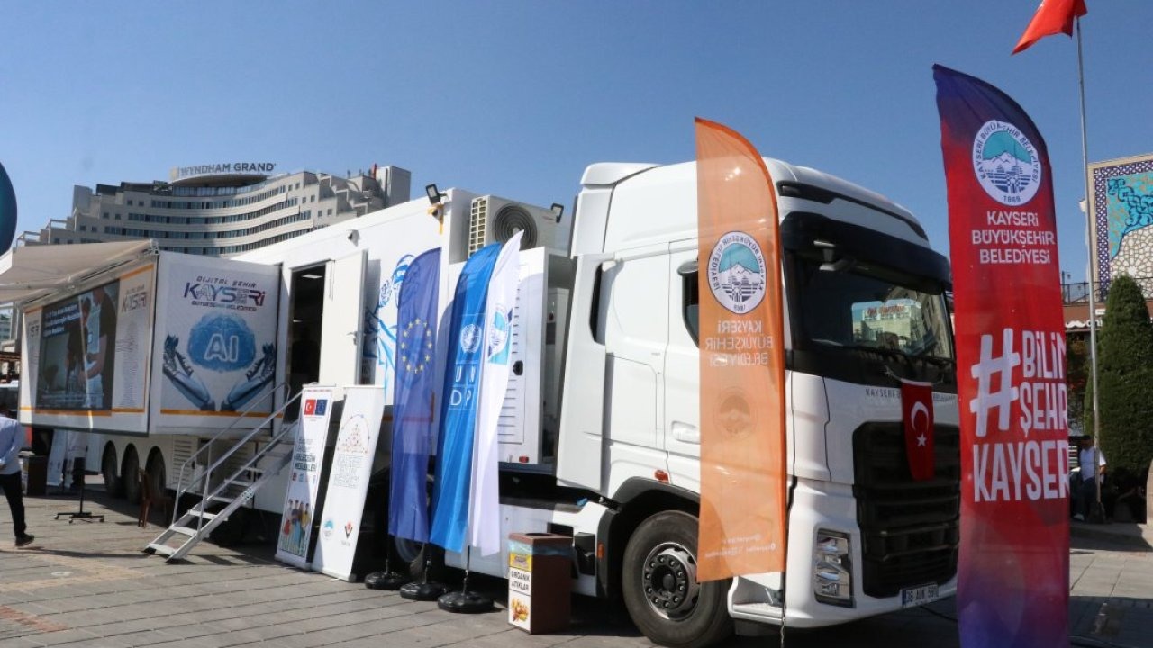 Kayseri&#039;de Mobil Dijital Gençlik Merkezi açıldı