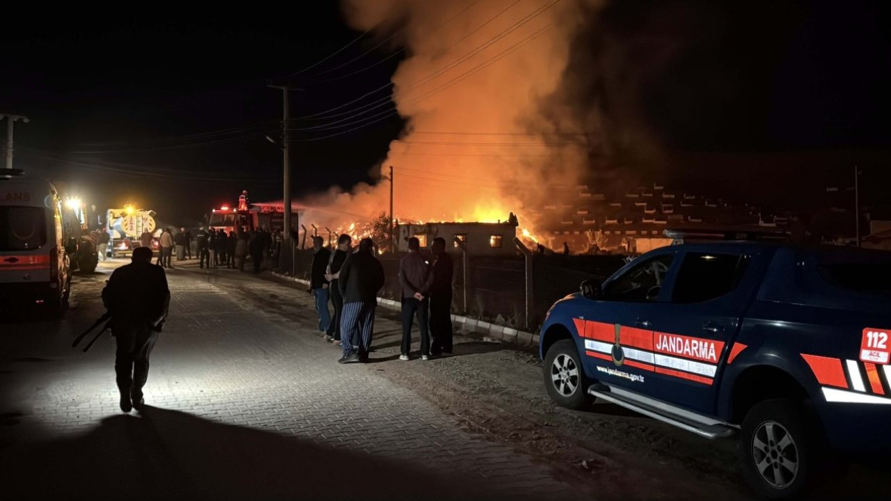Kırıkkale'de saman balyalarında çıkan yangına müdahale ediliyor