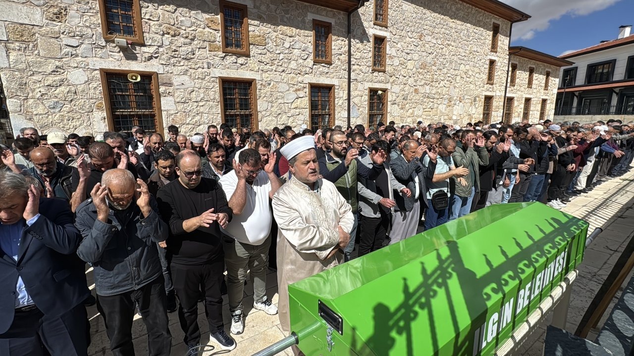 Konya'da trafik kazasında hayatını kaybeden öğretmenin cenazesi toprağa verildi