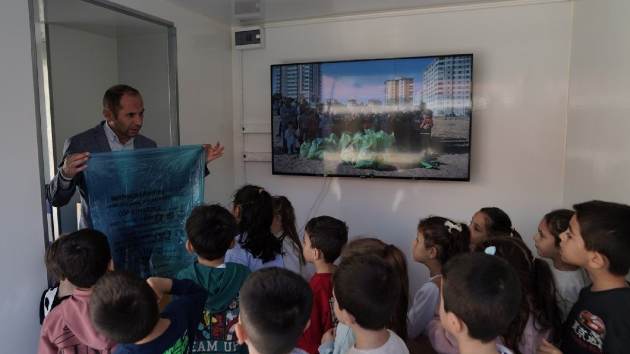 Melikgazi'de "Mobil Sıfır Atık Toplama ve Eğitim Aracı"nda  öğrencilere eğitim veriyor