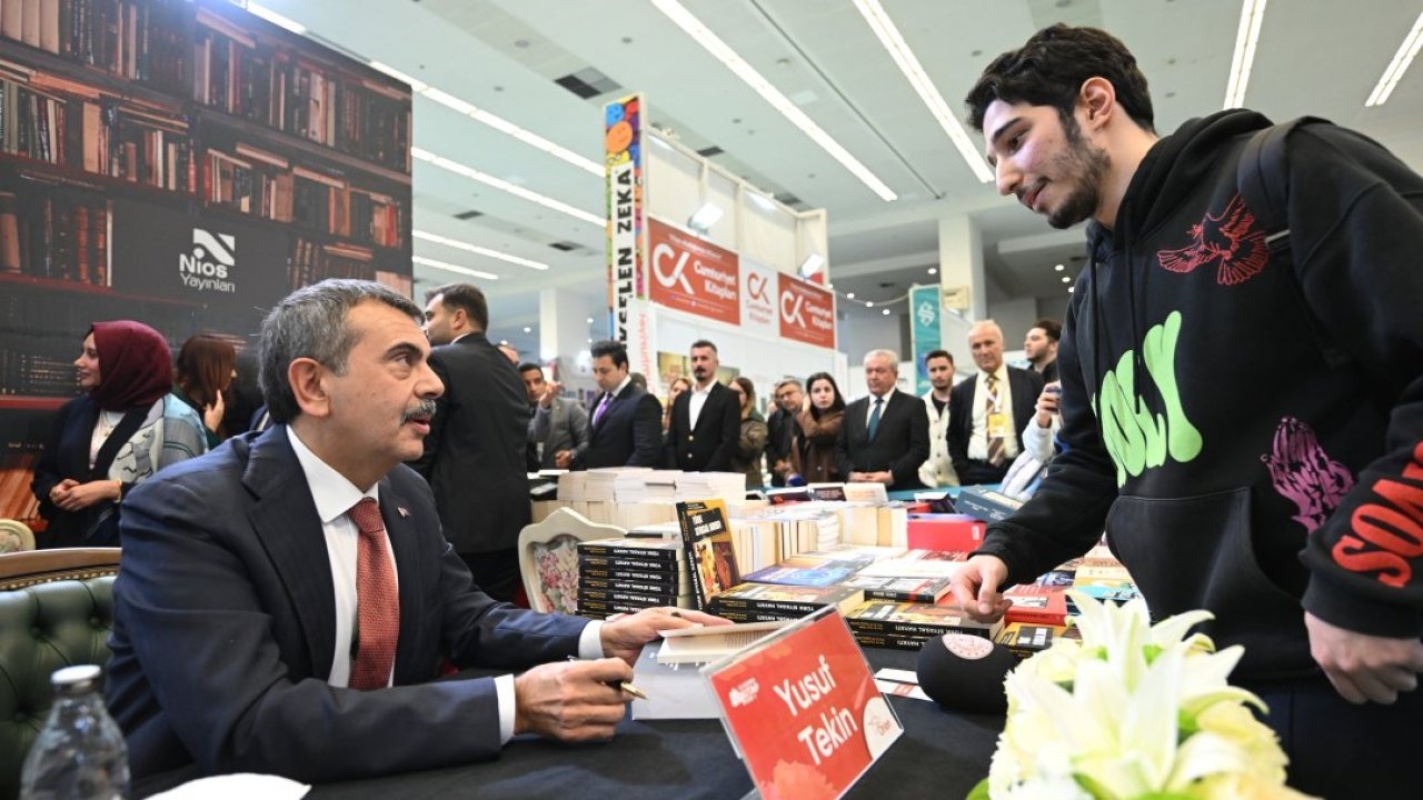 Milli Eğitim Bakanı Tekin, 22. Ankara Kitap Fuarı'nda kitaplarını imzaladı: