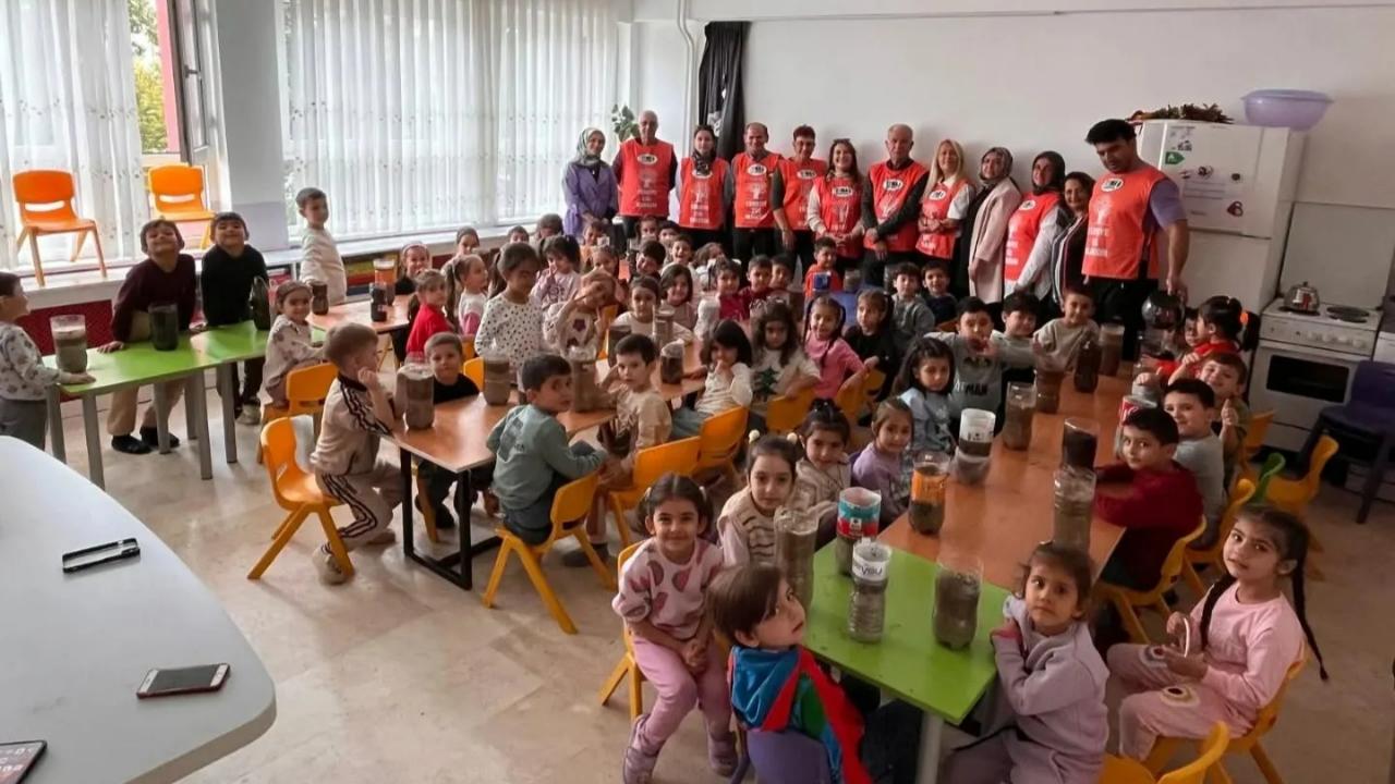 Minik eller doğaya nefes oldu