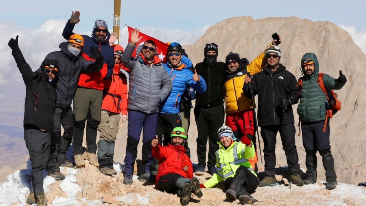Niğde'de dağcılar Cumhuriyet'in kuruluşunun 102. yılında Aladağlar'a tırmandı