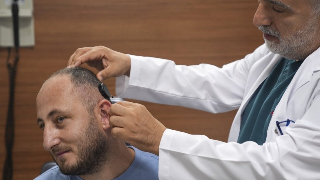 Otuz yıllık işitme sorunundan biyonik kulak ameliyatıyla kurtuldu