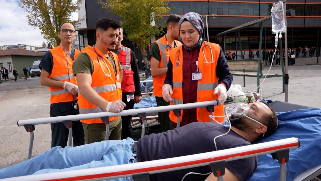 Sivas Cumhuriyet Üniversitesi Hastanesinde yangın ve KBRN tatbikatı yapıldı