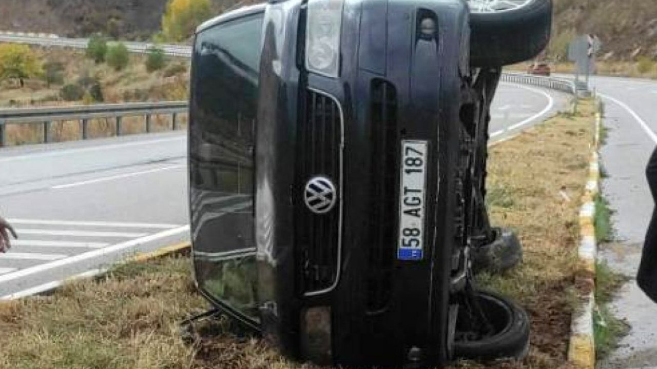 Sivas'ta devrilen minibüsteki 2 kişi yaralandı