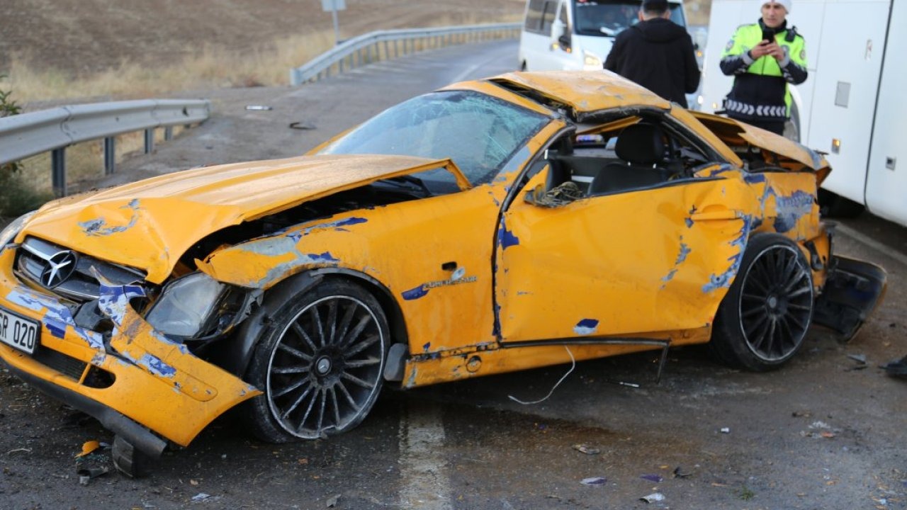 Sivas&#039;ta iki otomobilin çarpıştığı kazada sürücüler ağır yaralandı