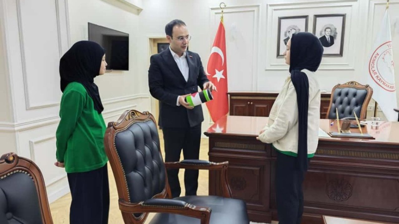 Sivas'ta öğrenciler topladıkları paraları Filistin'e bağışladı