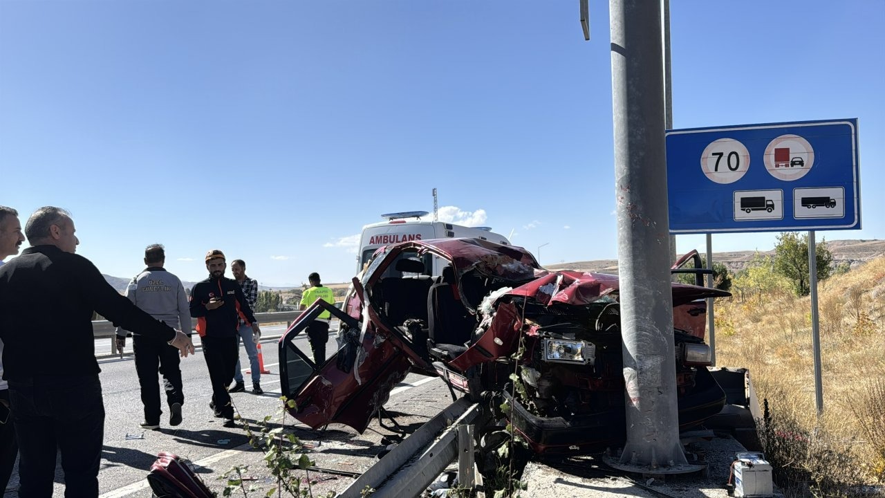 Sivas&#039;ta otomobil ile hafif ticari aracın çarpıştığı kazada 10 kişi yaralandı