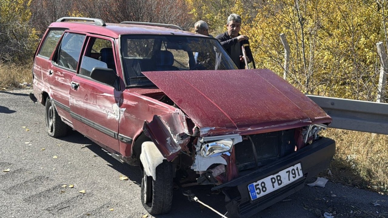 Sivas'ta otomobilin bariyere çarpması sonucu 2 kişi yaralandı