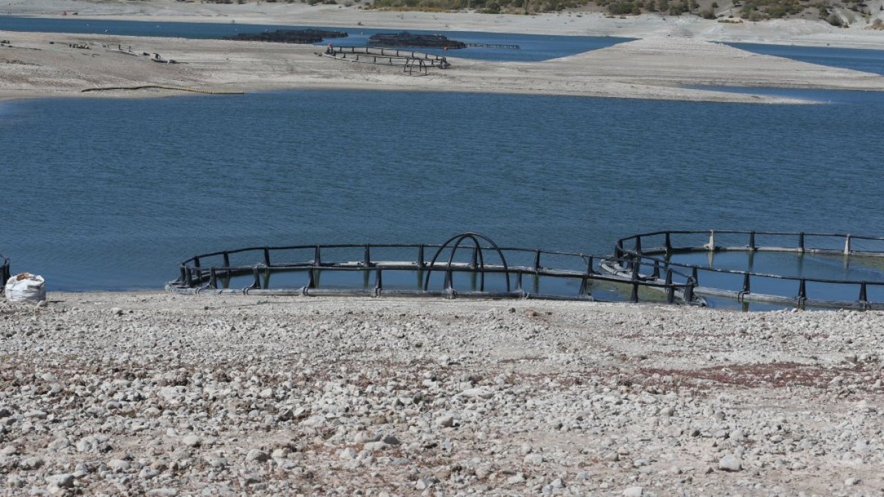 Su seviyesi düşen barajda eski köy gün yüzüne çıktı, balık kafesleri toprağa yapıştı